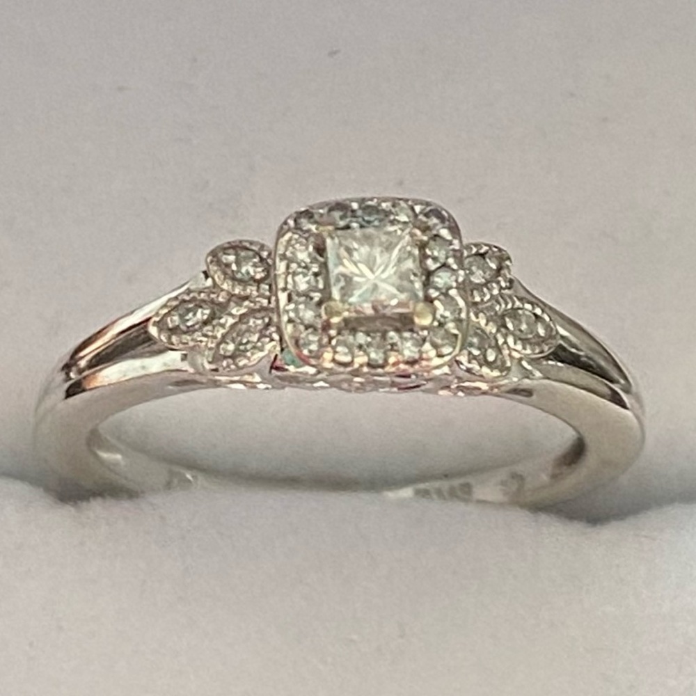 14k gold Diamond Ring - Picture 1 of 8